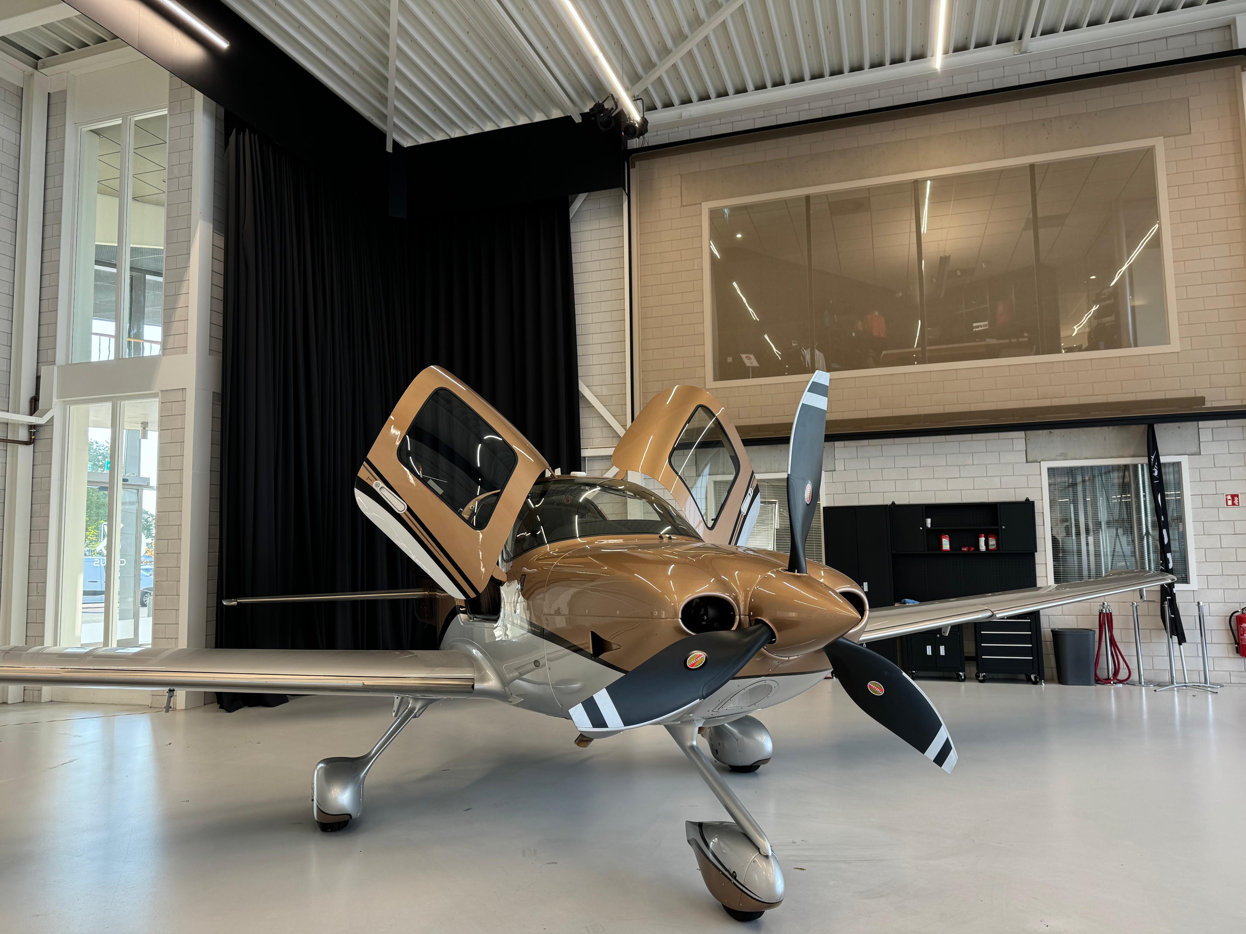Avión en pista bajo un cielo dramático