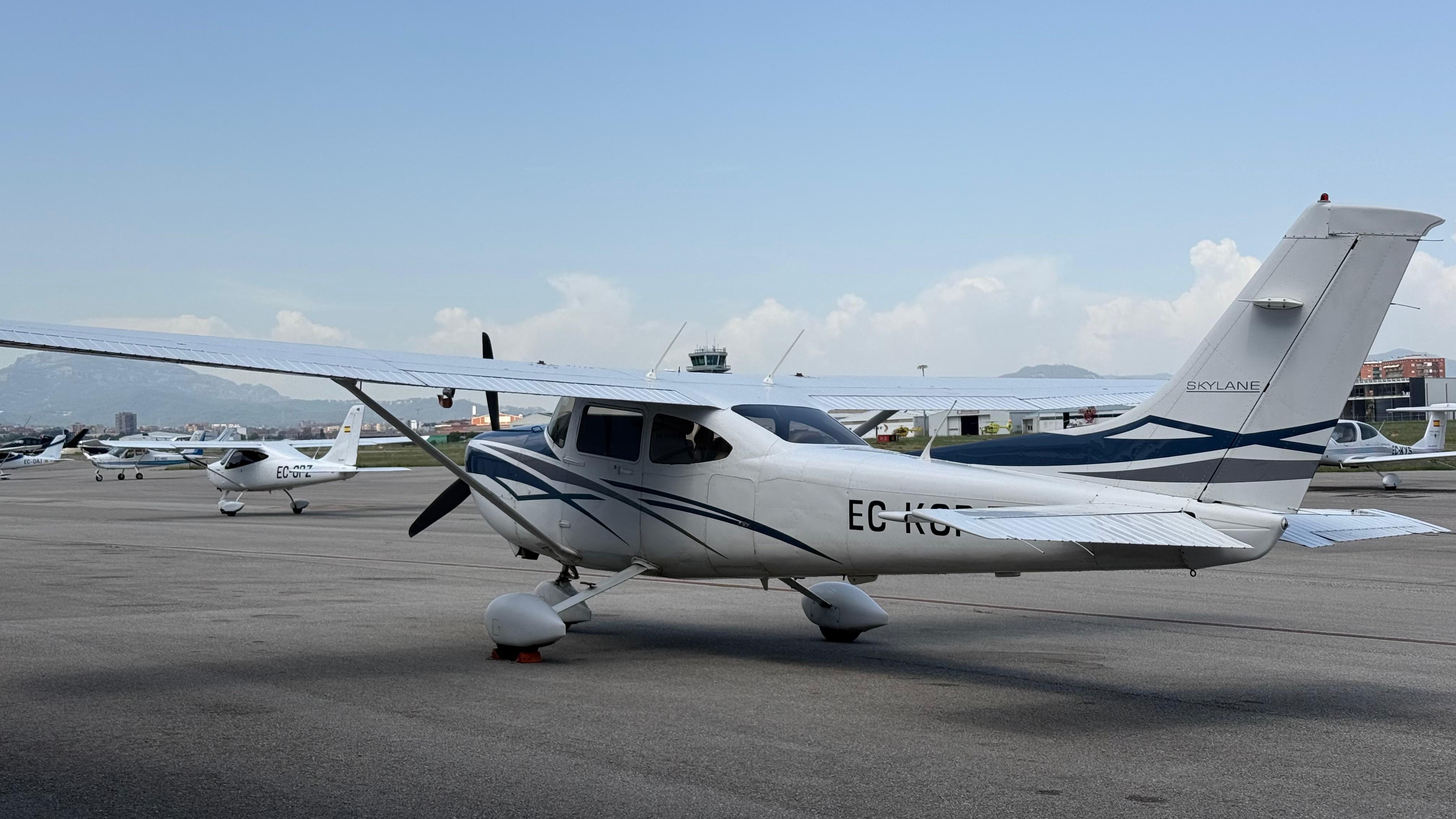 Cessna Skylane en la plataforma del aeródromo